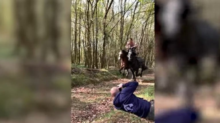 El fotógrafo Chris Knight captura la belleza y la elegancia de los caballos y sus jinetes haciendo acrobacias 