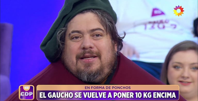 El gaucho tuvo que ponerse 18 ponchos. Captura de imagen del video subido por Cuestión de peso.