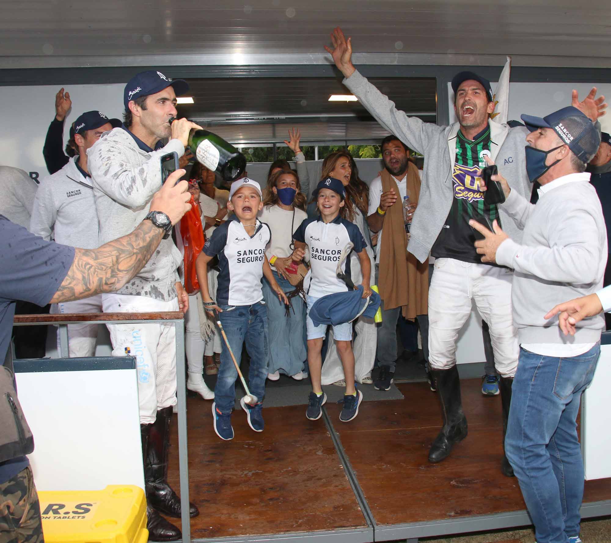 El gran festejo de María Vázquez y su familia por el triunfo de La Dolfina en el campeonato de polo (Foto: Movilpress)