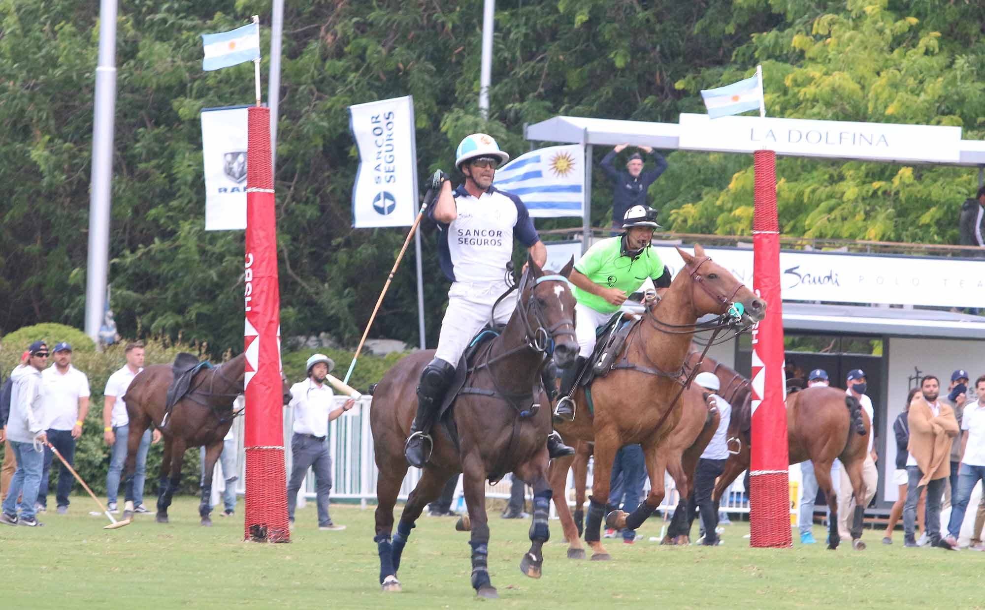 El gran festejo de María Vázquez y su familia por el triunfo de La Dolfina en el campeonato de polo (Foto: Movilpress)