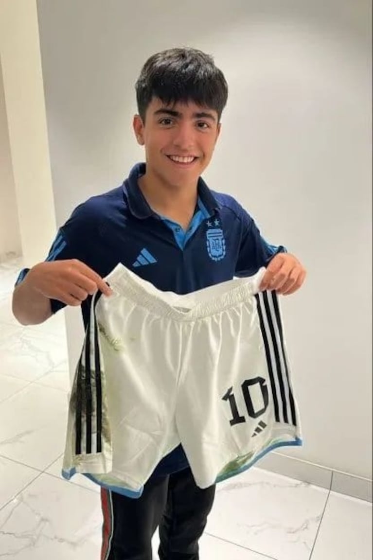 El hijo del Kun Agüero y Gianinna Maradona entrena en Qatar con la remera de Enzo Fernández: el video