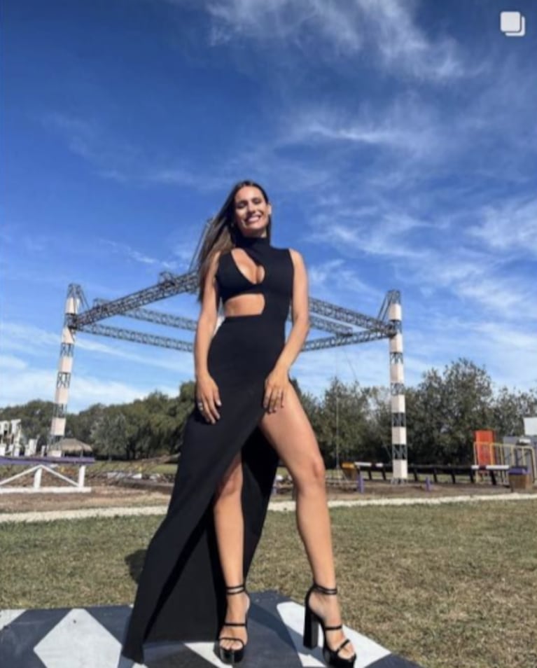 El Hotel de los Famosos: Pampita deslumbró con su jugado escote y look total black