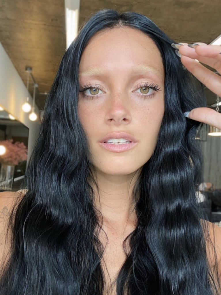 El impactante cambio de look de Oriana Sabatini: cabello súper morocho y cejas rubias