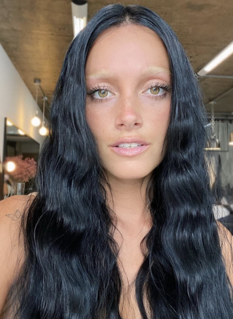 El impactante cambio de look de Oriana Sabatini: cabello súper morocho y cejas rubias