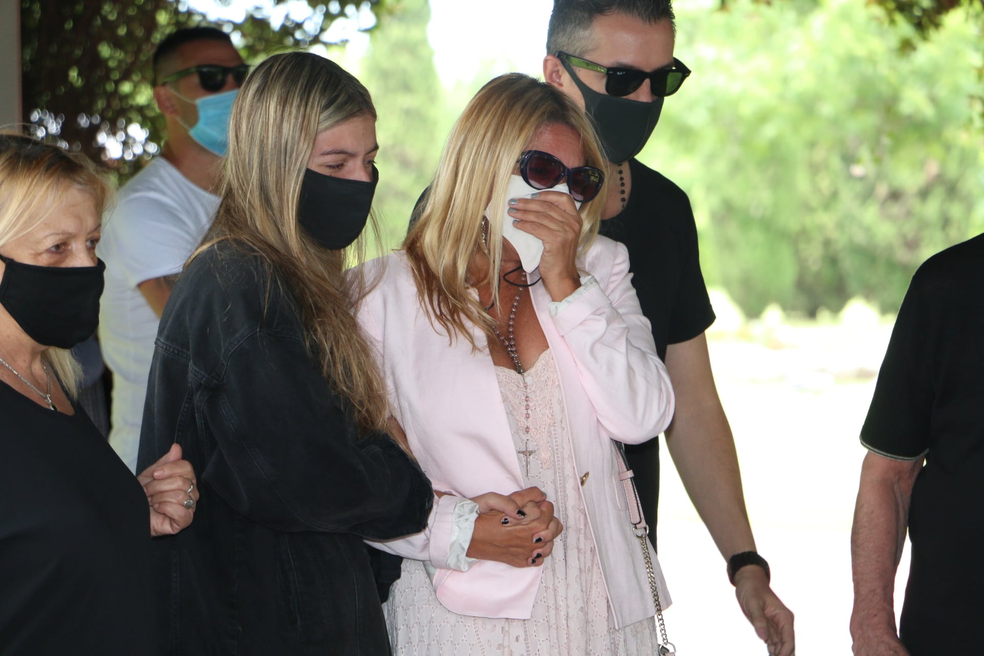 El íntimo último adiós a Carlín Calvo en el cementerio de Pilar (Fotos: Movilpress)