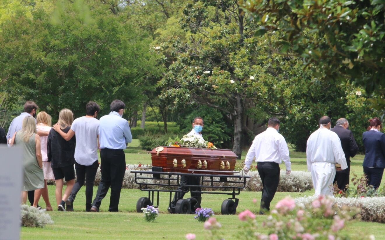 El íntimo último adiós a Carlín Calvo en el cementerio de Pilar (Fotos: Movilpress)