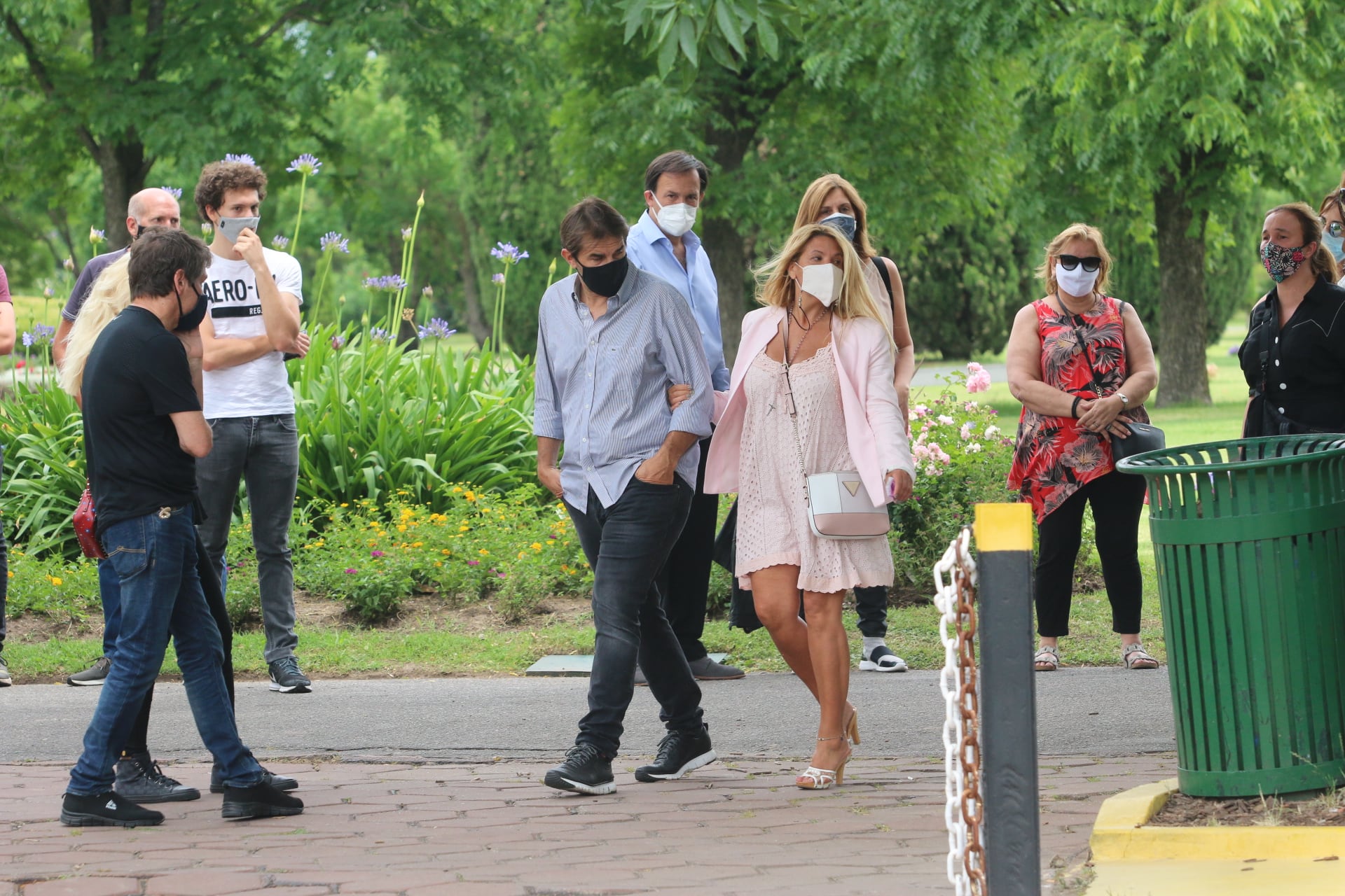 El íntimo último adiós a Carlín Calvo en el cementerio de Pilar (Fotos: Movilpress)