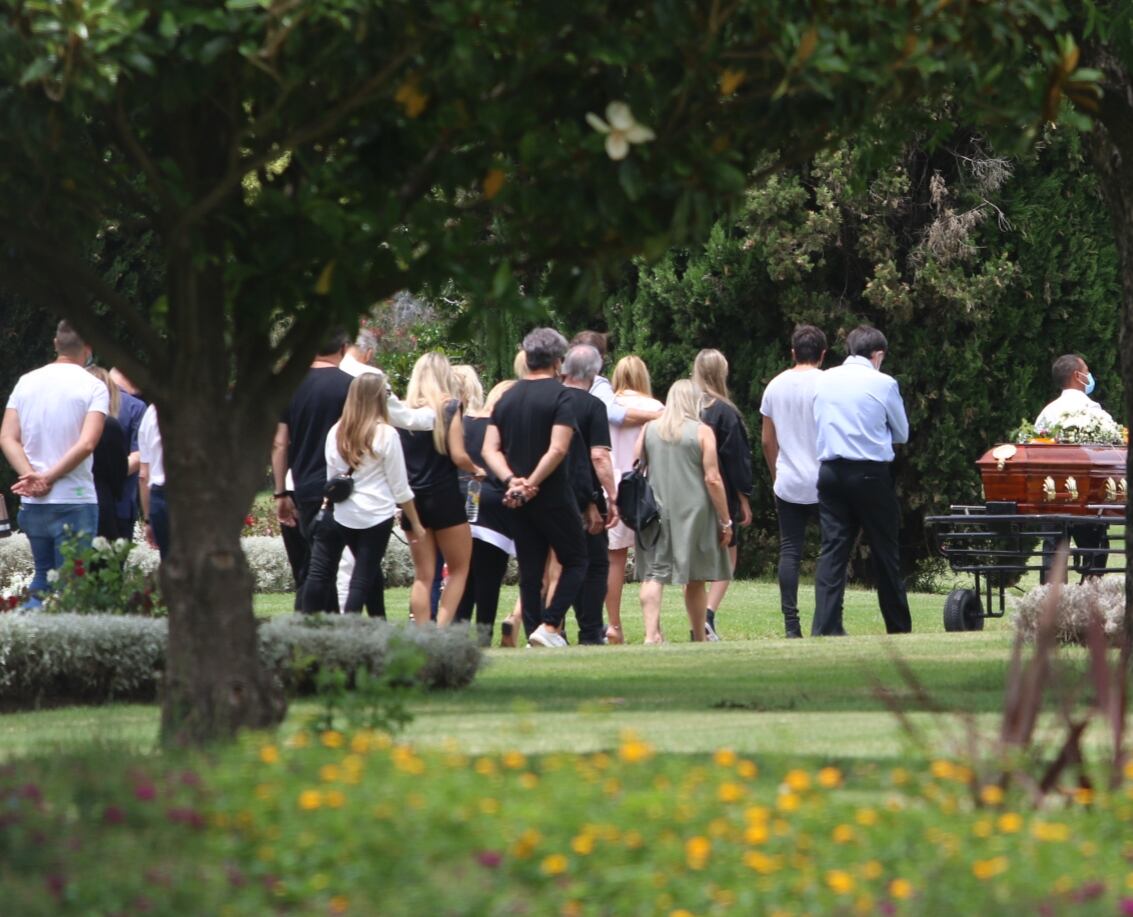 El íntimo último adiós a Carlín Calvo en el cementerio de Pilar (Fotos: Movilpress)