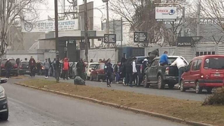 El ladrón muerto por el jubilado fue despedido por barras de Quilmes en una caravana