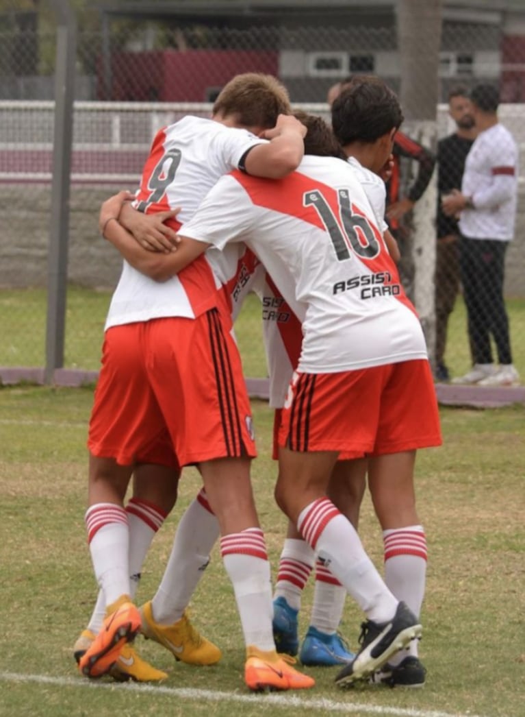 El llamativo posteo de Valentino, el hijo de 17 años de Wanda Nara y Maxi López, tras su debut en River: "Soy un león"