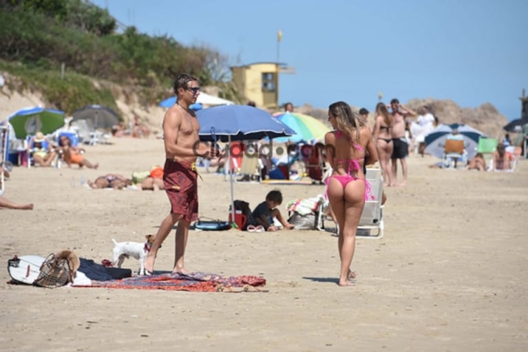 El lomazo de Floppy Tesouro a cuatro meses de ser mamá: bikini explosiva, sol y familia en Punta del Este