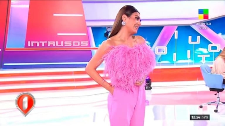 El look barbiecore con plumas de Flor de la Ve para conducir Intrusos: "Para La Jaula de la Moda"