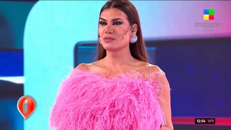 El look barbiecore con plumas de Flor de la Ve para conducir Intrusos: "Para La Jaula de la Moda"