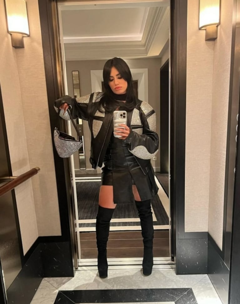 El look de Lali Espósito para conquistar Madrid: minivestido y cartera Prada a puro brillo