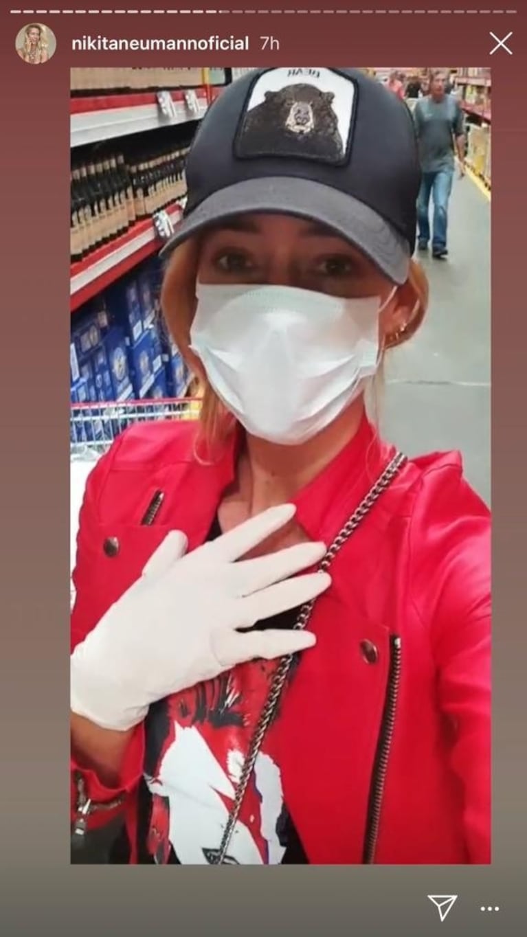 El "look" de Nicole Neumann con barbijo, guantes y gorra para ir a hacer las compras: "¡Despierten!"