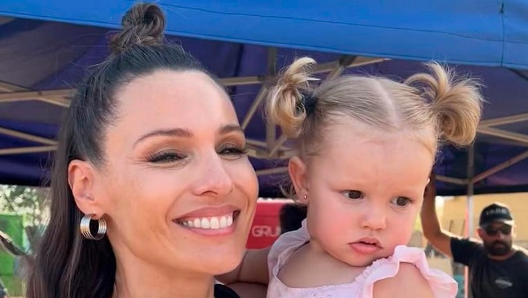 El look total pink de Ana, la hija de Pampita, para acompañar a su mamá a grabar El Hotel de los Famosos 2