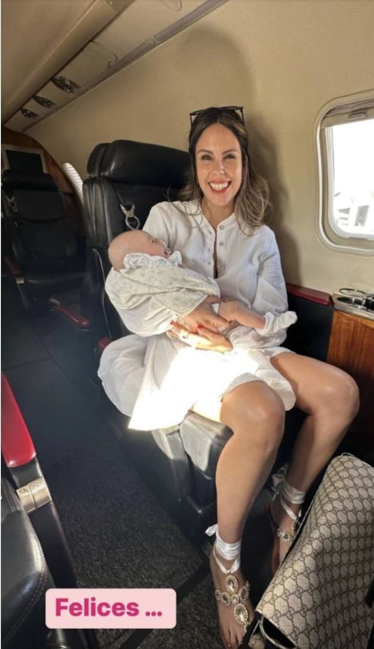 El look total white de Barby Franco y su bebita Sarah para viajar en avión por primera vez