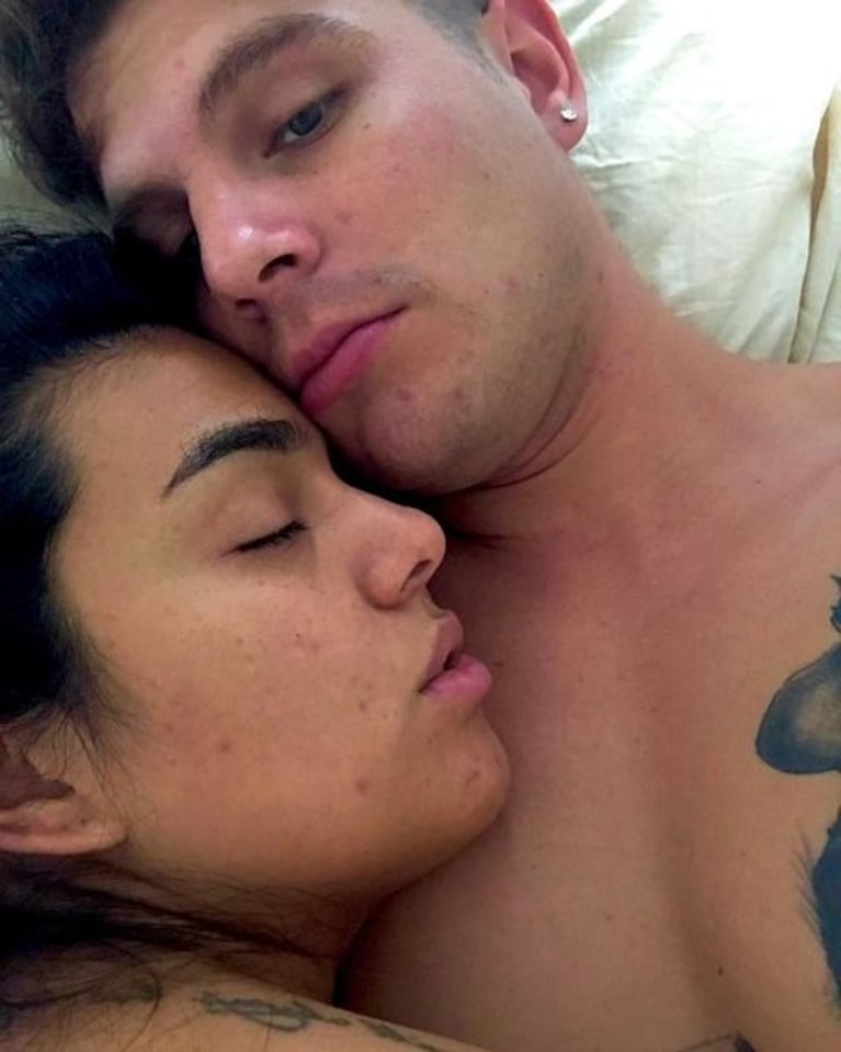 El novio de Ángela Leiva compartió una foto súper íntima con la cantante en la cama