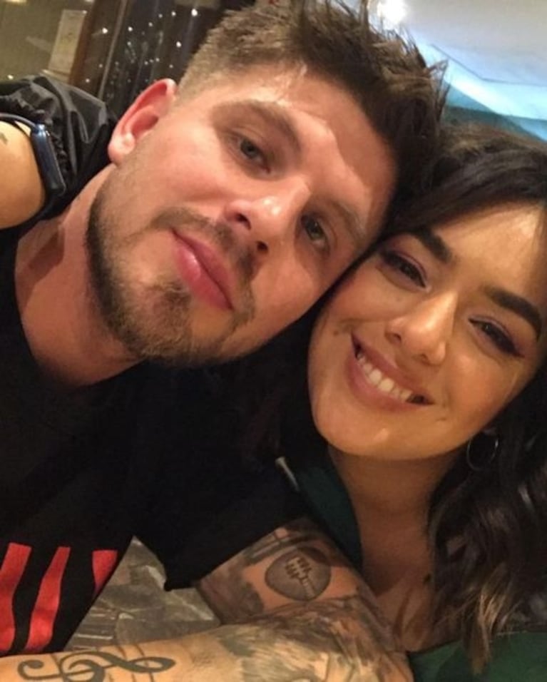 El novio de Ángela Leiva compartió una foto súper íntima con la cantante en la cama