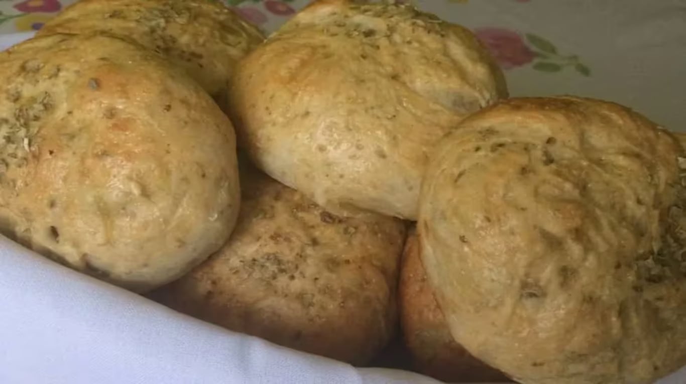 El paso a paso para hacer Pan de cebolla: una delicia aromática y crujiente        