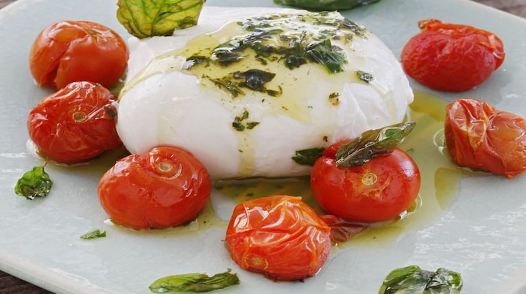 El paso a paso perfecto para una Burrata con tomates secos y poder elevar tu cena con sabor y estilo