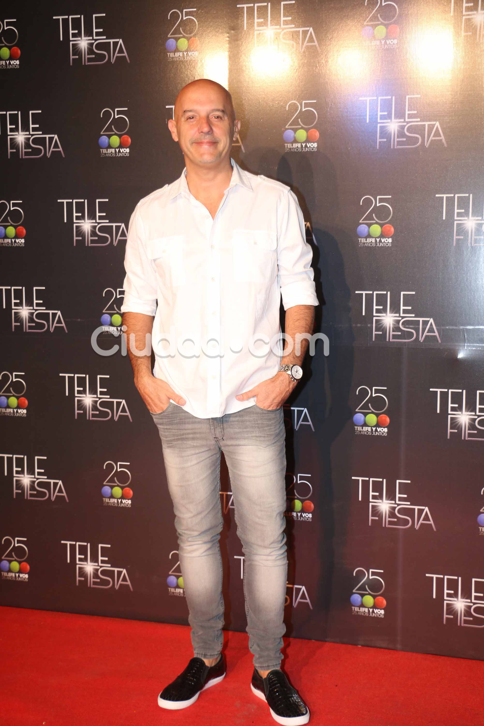 El "Pelado" López, de camisa y jean en la fiesta de Telefe (Fotos: Movilpress).  