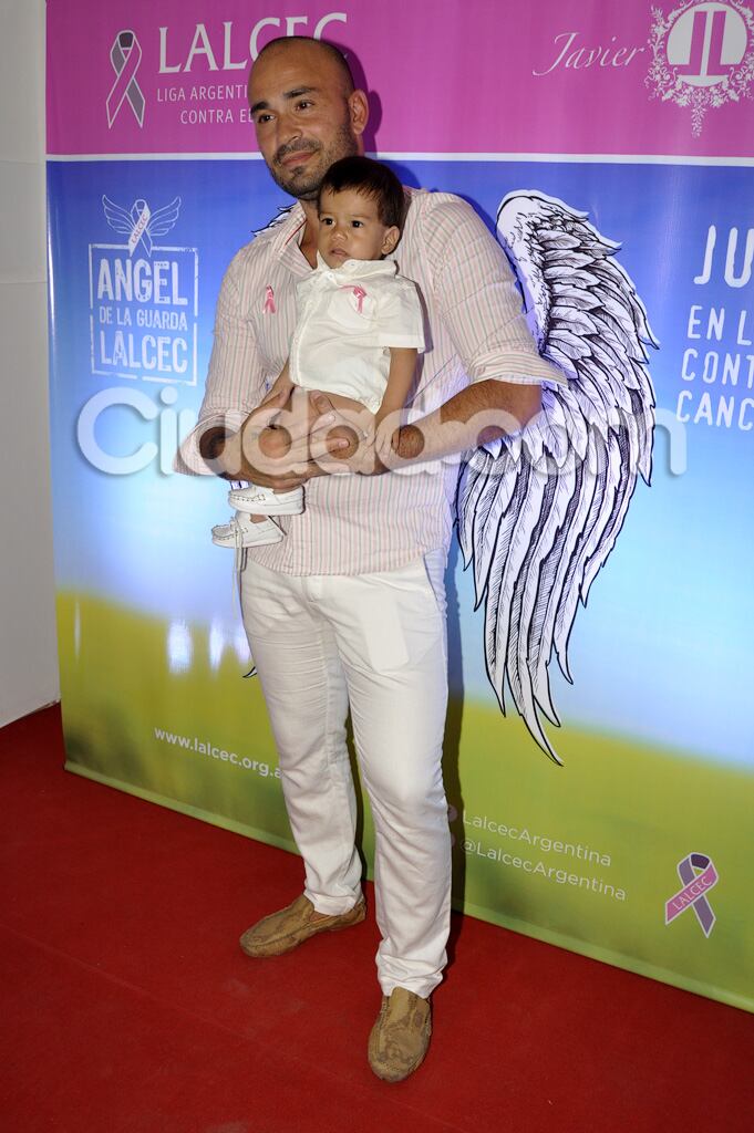 El peluquero Javier Luna con su hijo. (Foto: Jennifer Rubio-Ciudad.com)