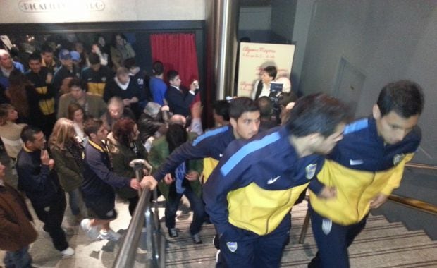 El plantel de Boca a la salida del teatro Picadilly. (Foto: prensa Javier Faroni)