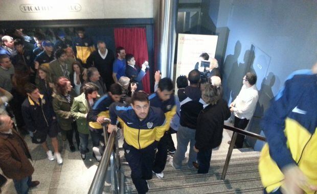 El plantel de Boca a la salida del teatro Picadilly. (Foto: prensa Javier Faroni)