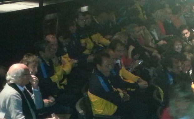 El plantel de Boca en la platea para ver Los 39 escalones. (Foto: prensa Javier Faroni)