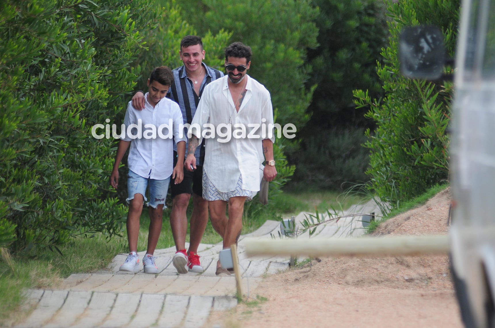 El Pocho Lavezzi, camisa oversize y mucha onda junto a su hijo. Foto: GM Press