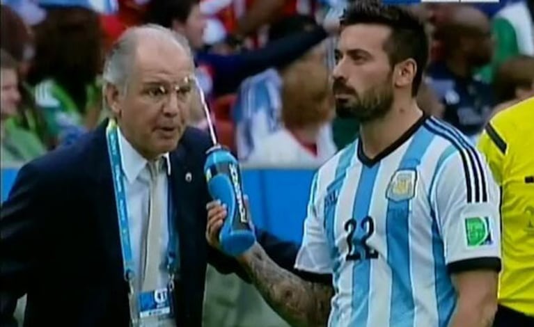 El Pocho Lavezzi y su broma a Alejandro Sabella (Fotos: Captura). 