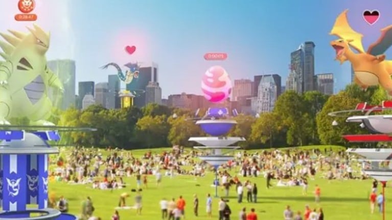 El Pokémon Go Fest en Madrid atrajo a fanáticos que viajaron para cazar Pokémon y explorar nuevos lugares.
