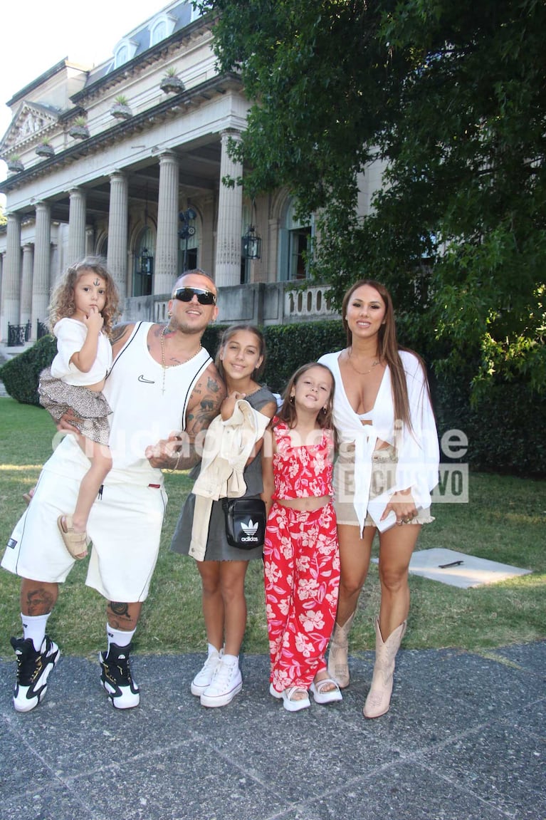 El Polaco con sus hijas y Barby Silenzi (Foto: Movilpress)