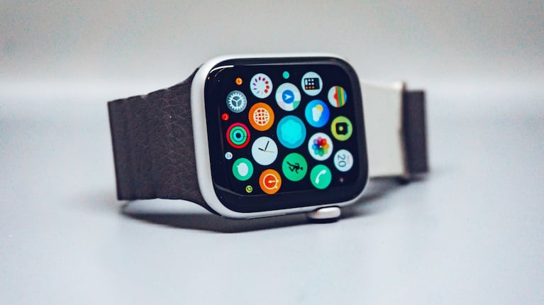 El primer Apple Watch se lanzó en 2015, tras su presentación en 2014.
