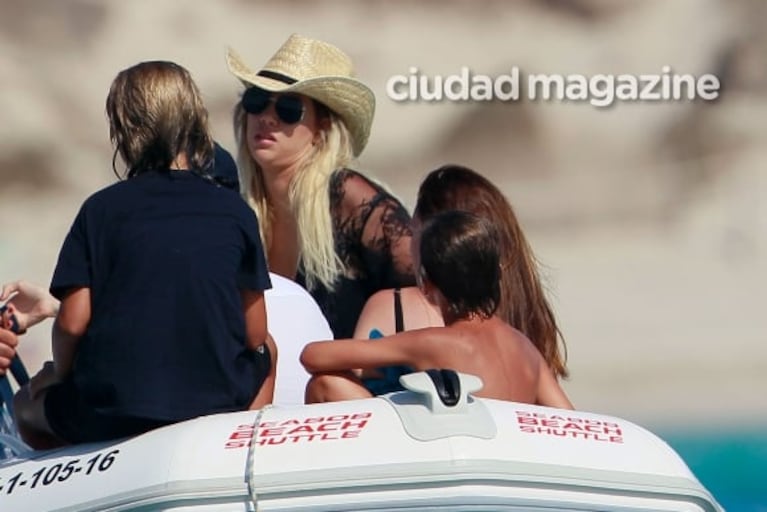 El relax vip de Wanda Nara con sus hijos en Formentera: curvas, playa y un look súper despampanante