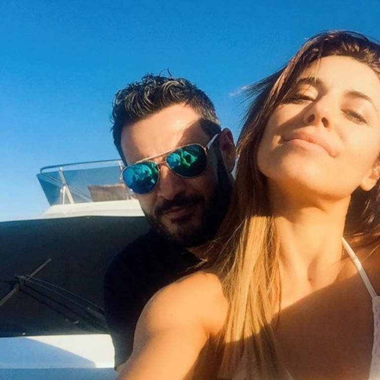 El romántico finde largo de Mariana Brey y Pablo Melillo: yate y pasión al sol