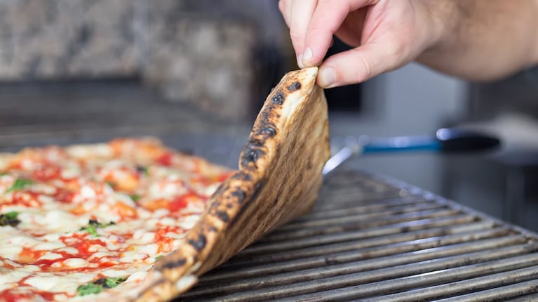 El secreto de esta receta para cocinar de la mejor forma pizza a la parrilla 