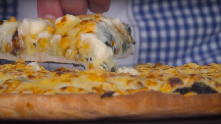 El secreto en la receta de esta pizza de espinaca y salsa blanca que hará que te luzcas con tus invitados