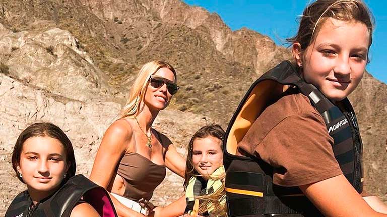 El sentido mensaje de Nicole Neumann a sus hijas, de vacaciones con Mica Viciconte y Cubero: Ya falta menos