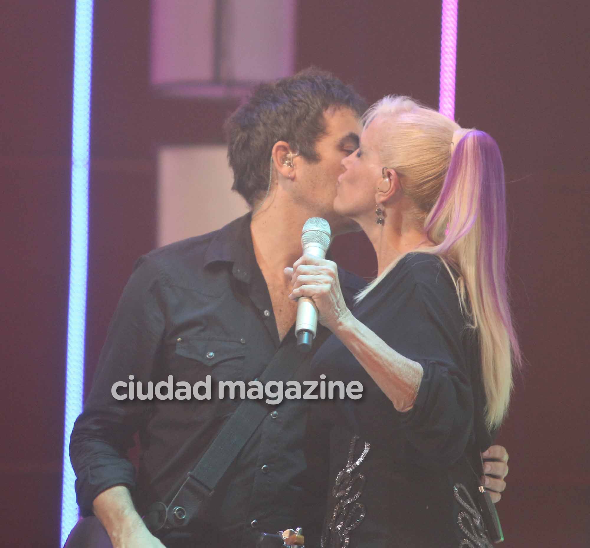 El show de Valeria Lynch con su novio, Mariano Gabriel Martínez y su hija, Tais. Foto: Movilpress