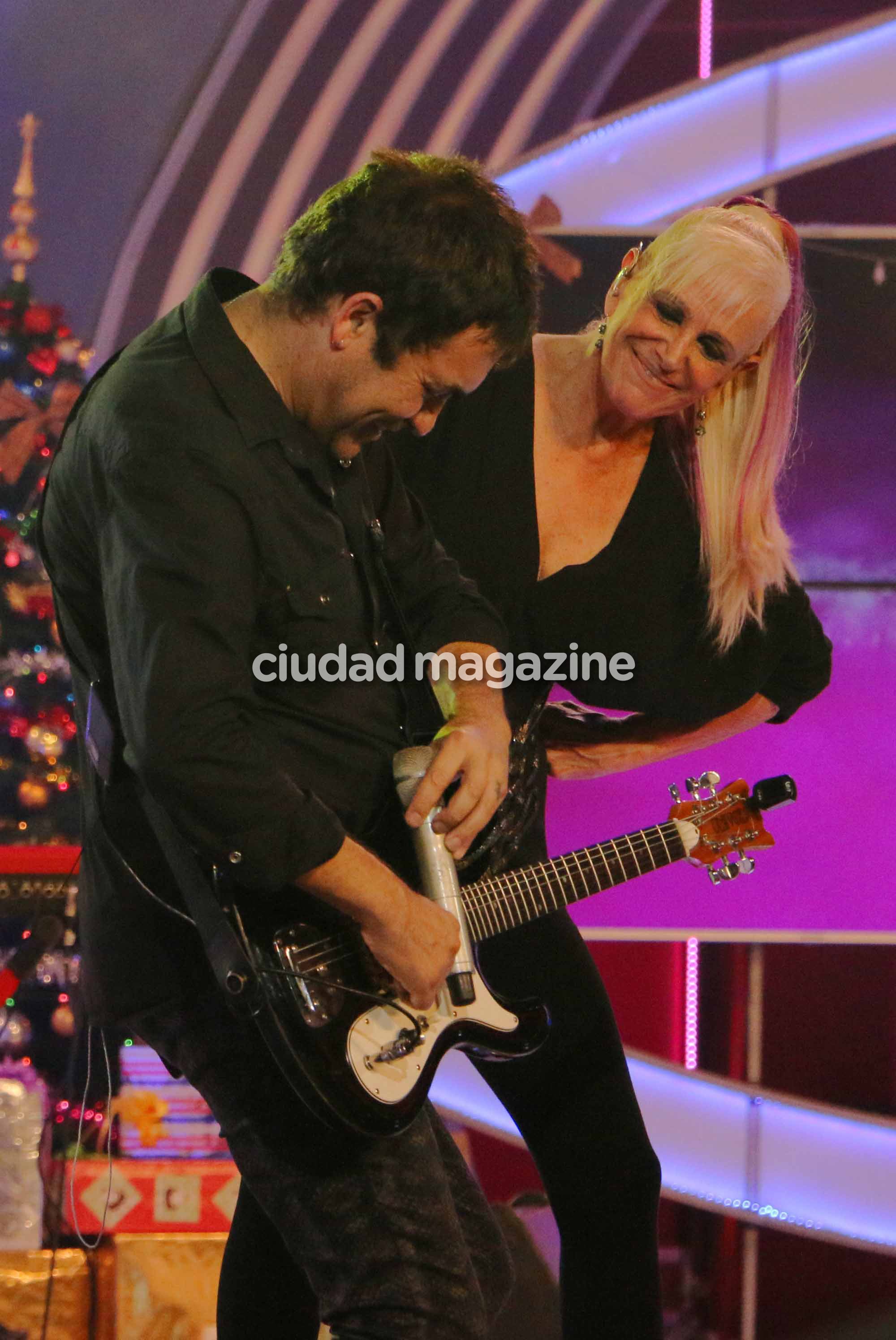 El show de Valeria Lynch con su novio, Mariano Gabriel Martínez y su hija, Tais. Foto: Movilpress