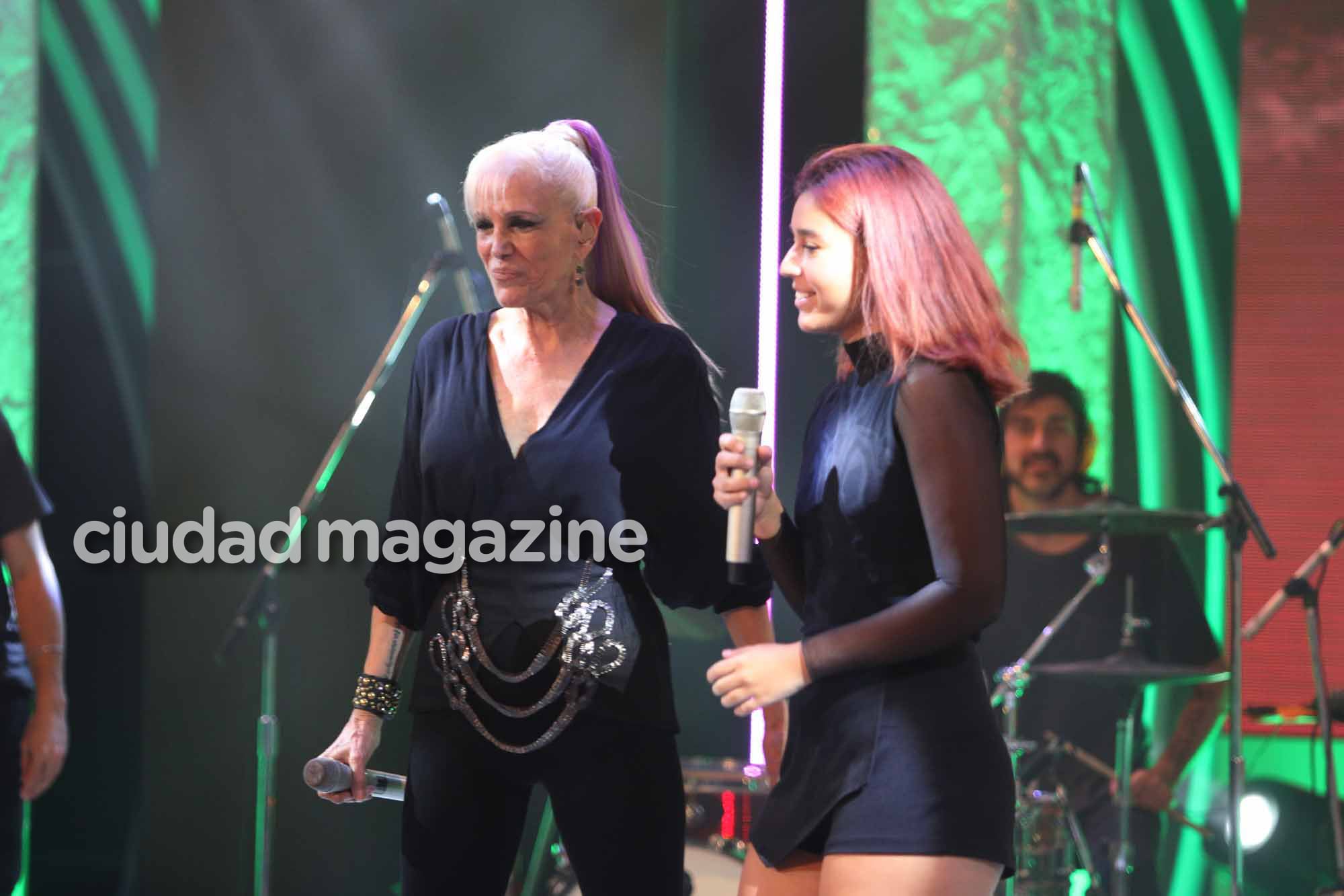 El show de Valeria Lynch con su novio, Mariano Gabriel Martínez y su hija, Tais. Foto: Movilpress