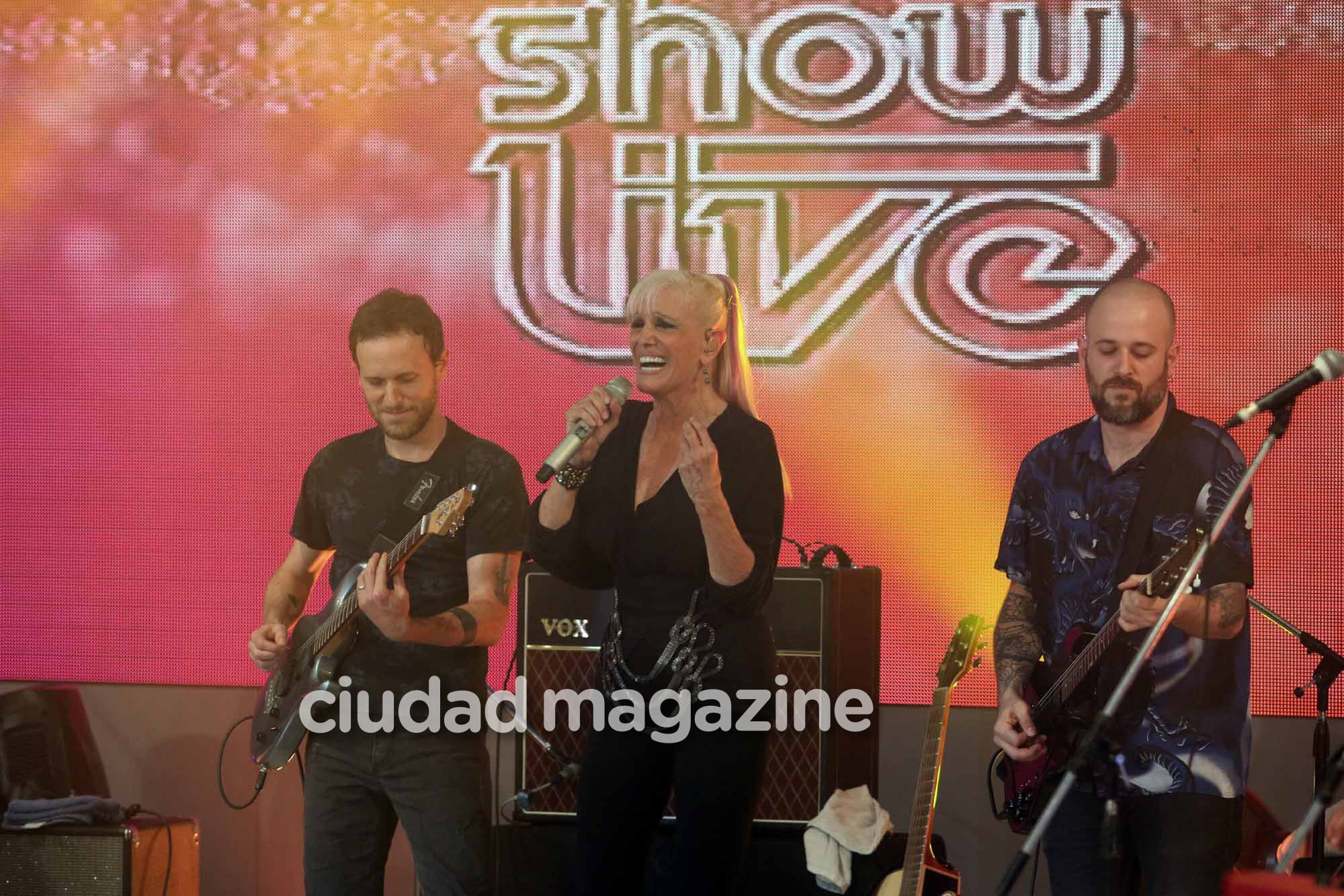 El show de Valeria Lynch con su novio, Mariano Gabriel Martínez y su hija, Tais. Foto: Movilpress