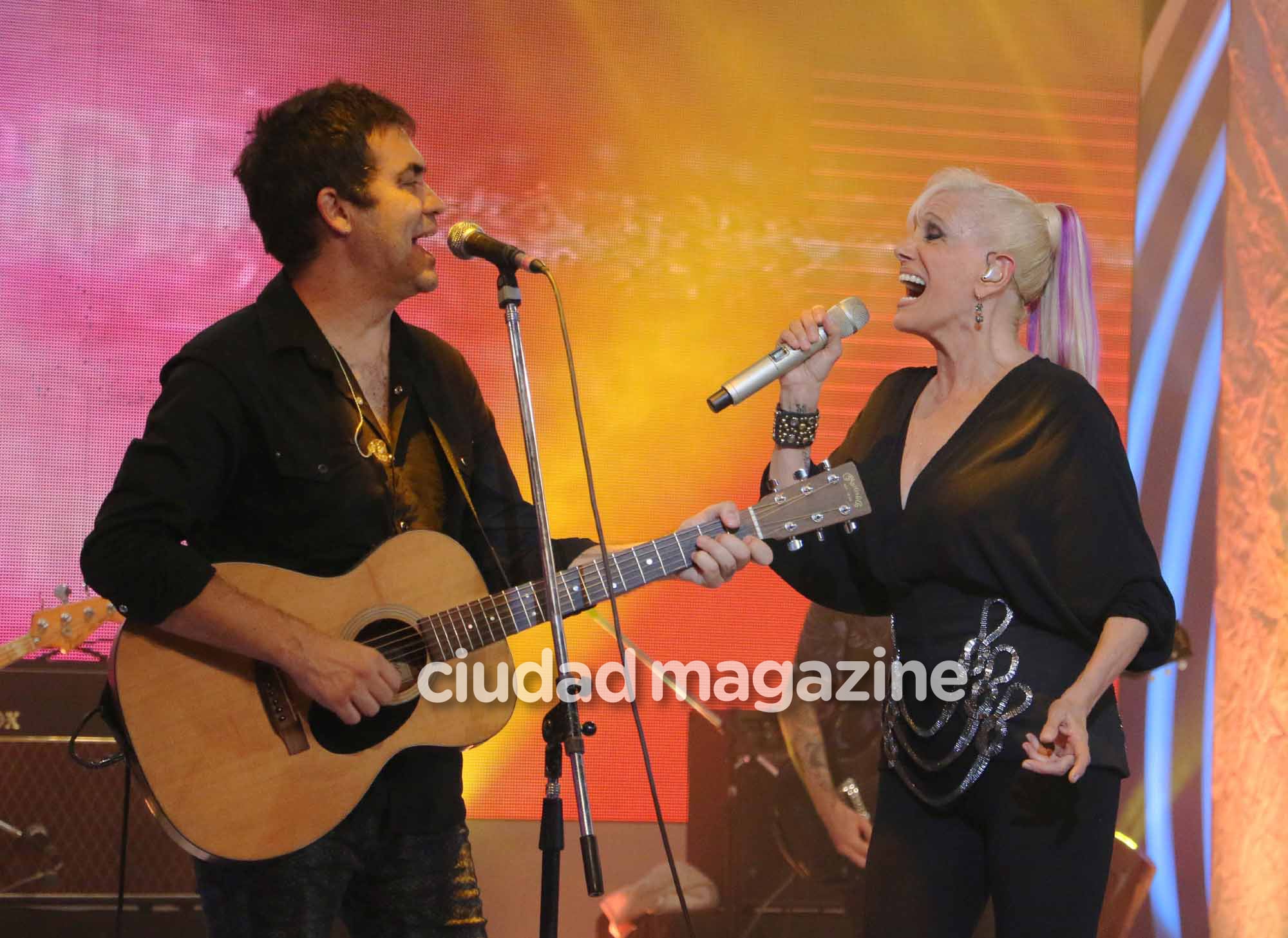 El show de Valeria Lynch con su novio, Mariano Gabriel Martínez y su hija, Tais. Foto: Movilpress