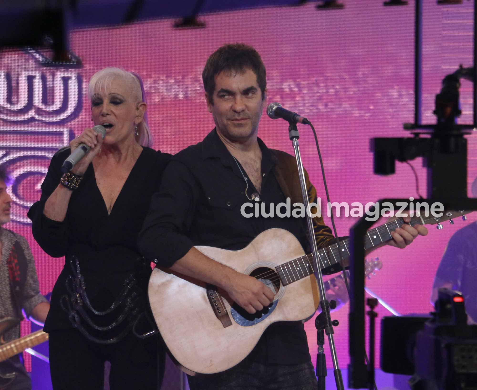 El show de Valeria Lynch con su novio, Mariano Gabriel Martínez y su hija, Tais. Foto: Movilpress