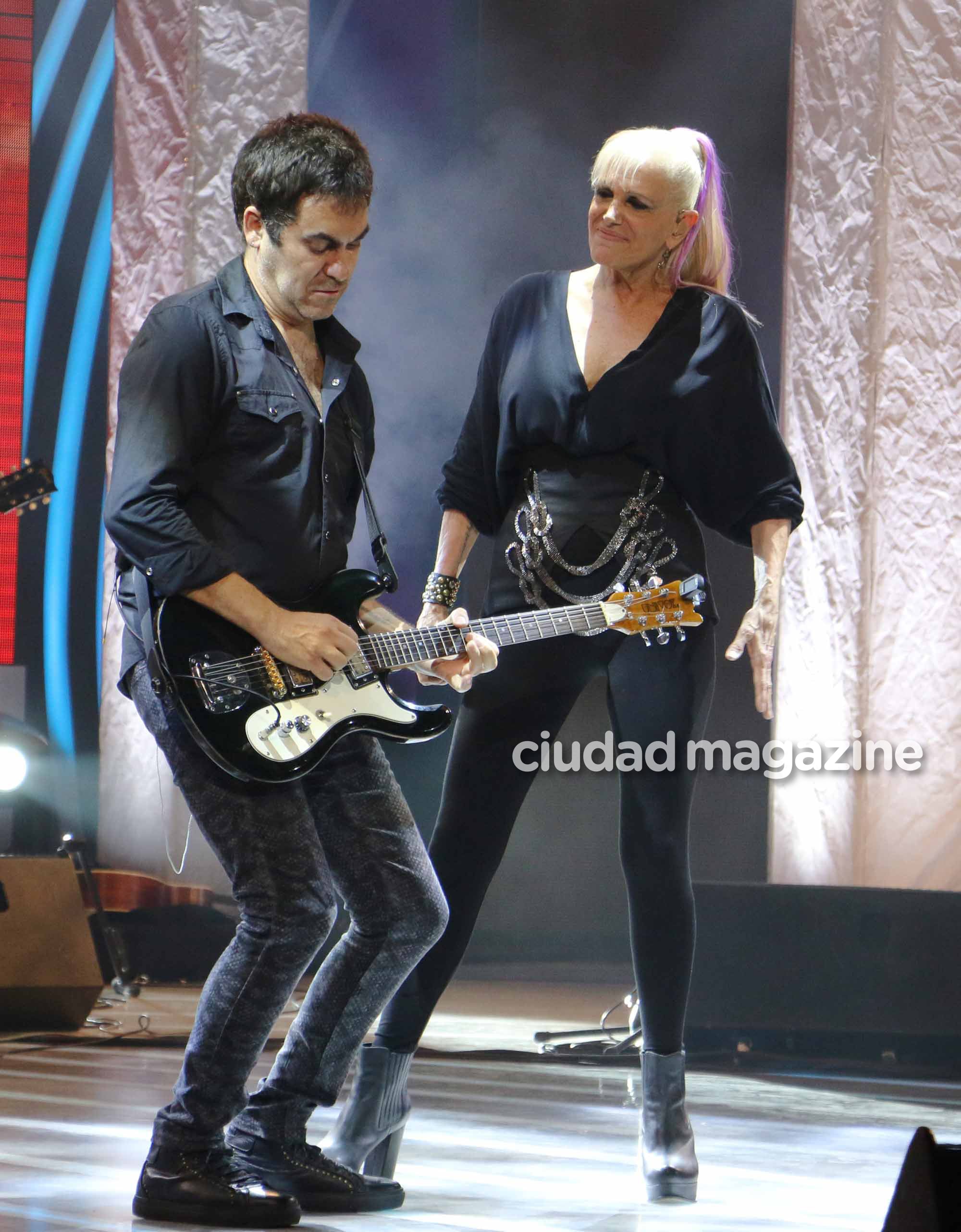 El show de Valeria Lynch con su novio, Mariano Gabriel Martínez y su hija, Tais. Foto: Movilpress