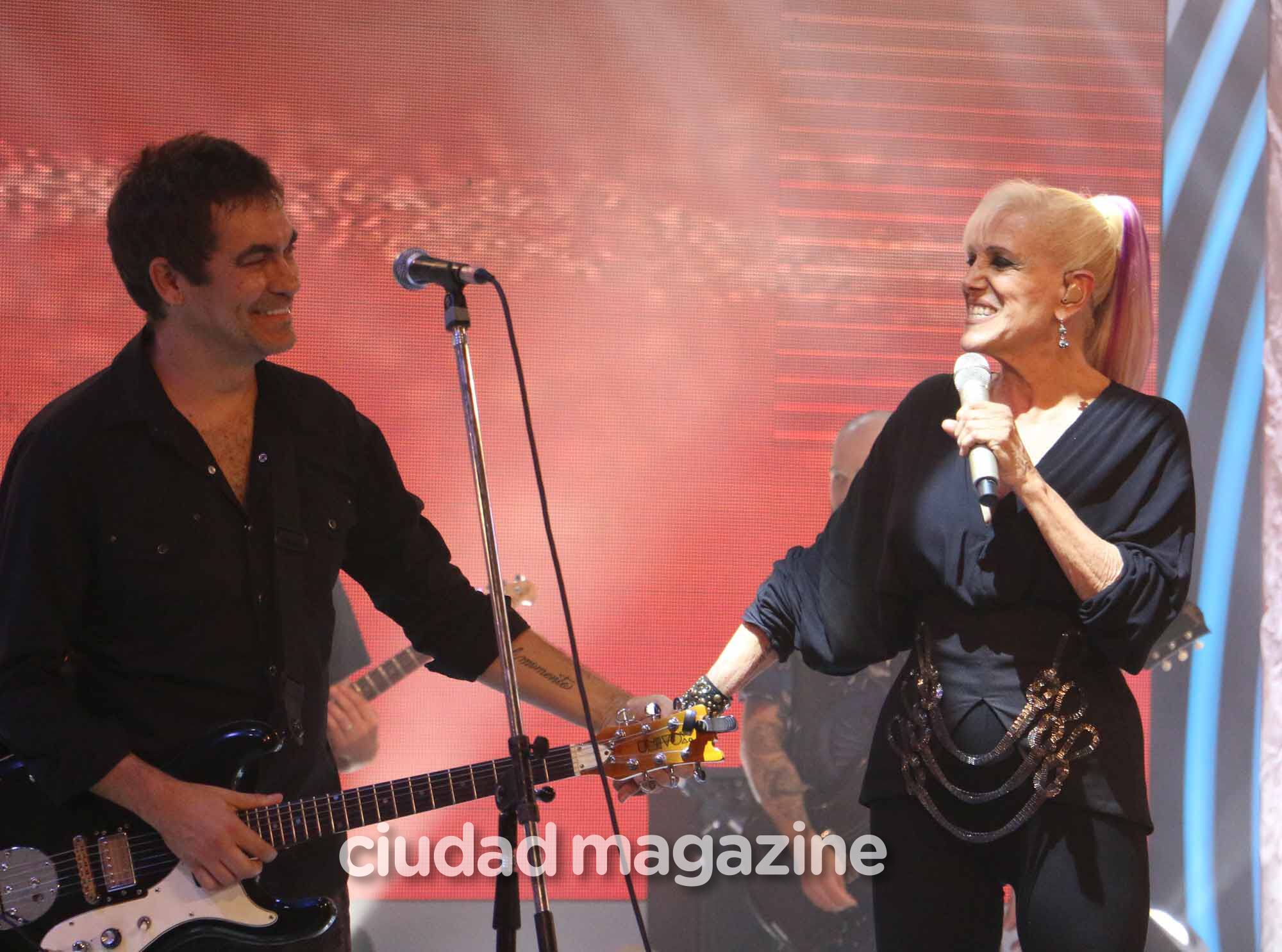 El show de Valeria Lynch con su novio, Mariano Gabriel Martínez y su hija, Tais. Foto: Movilpress