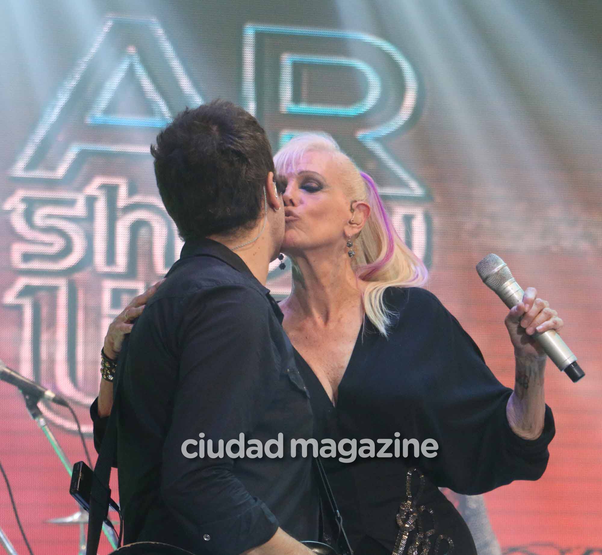 El show de Valeria Lynch con su novio, Mariano Gabriel Martínez y su hija, Tais. Foto: Movilpress