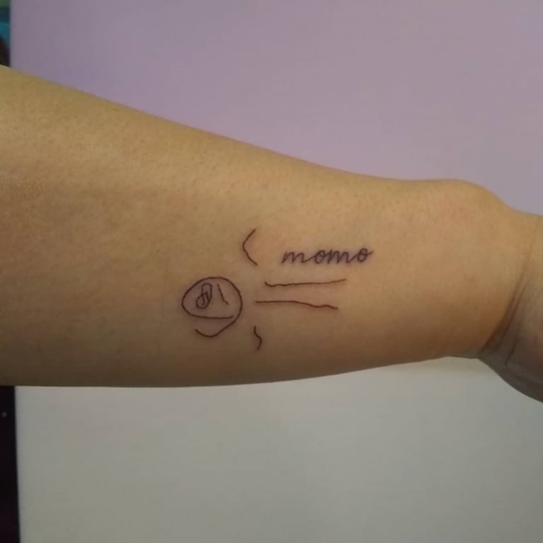 El significativo tatuaje que se hizo la niñera del hijo de Jimena Barón por Momo: la emotiva reacción de la artista